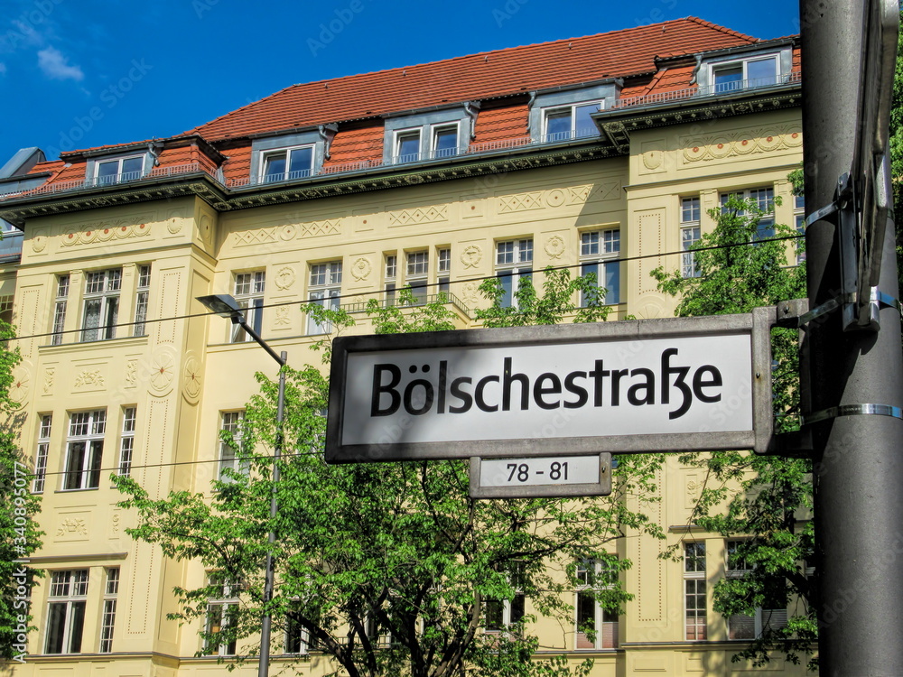 Obraz premium berlin, deutschland - sanierter altbau an der historischen bölschestraße