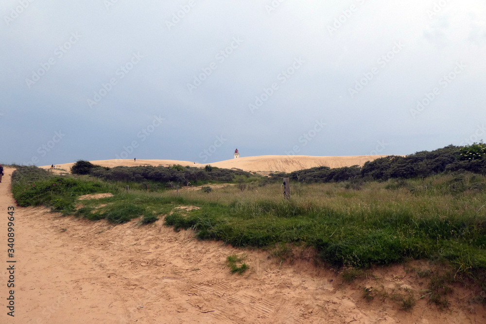 Fototapeta premium Leuchtturm von Rubjerg Knude am Originalstandort aufgenommen im Juni 2019 vor dem Umzug des Leuchtturmes ins Landesinnere