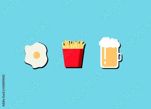 Cerveza, patatas fritas y huevo frito con fondo azul.
