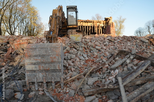 nalot , po bombach , ,gruzowisko , wyburzanie budynków , ,kataklizm , wojna ,po bombie , wyrwa , gruzowisko , po spaleniu ,, nalot , po bombie , kino Staszów , bombardowanie ,wyburzanie koparką