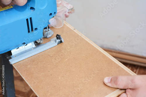 Installing wood laminate flooring: how to cut, saw a laminate flooring with a jigsaw.