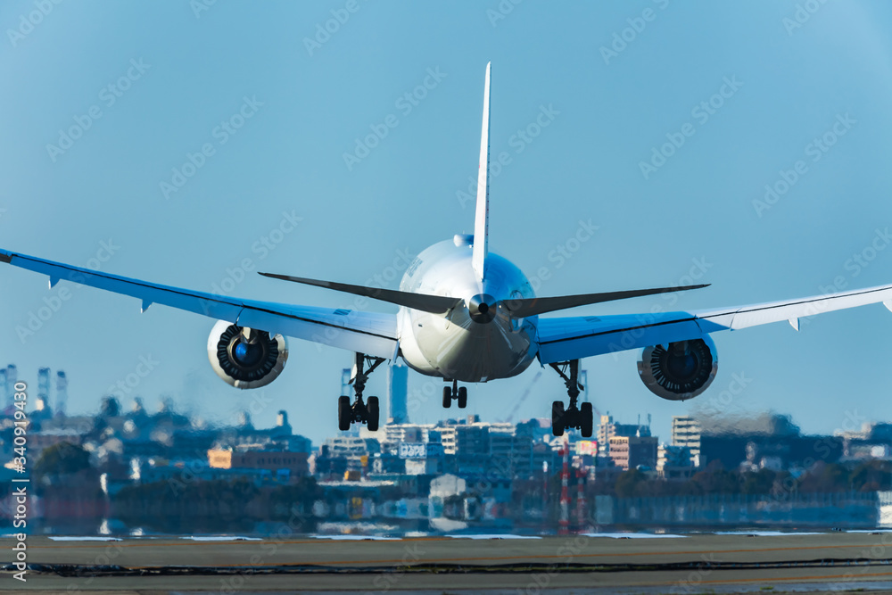 Naklejka premium 福岡空港を離陸するジェット機