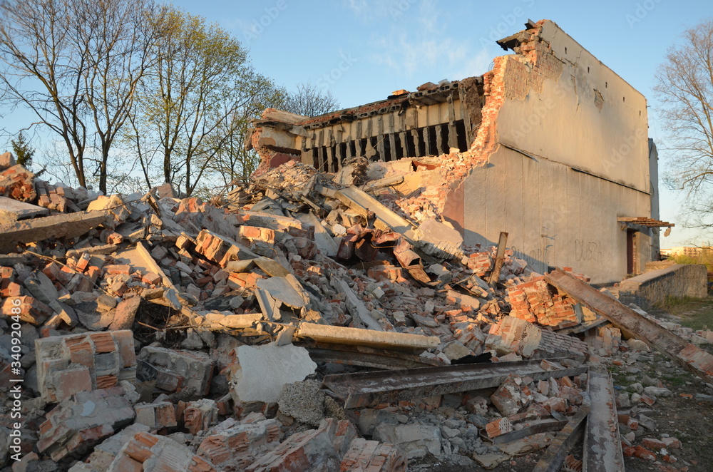 Fototapeta premium nalot , po bombach , ,gruzowisko , wyburzanie budynków , ,kataklizm , wojna ,po bombie , wyrwa , gruzowisko , po spaleniu ,, nalot , po bombie , kino Staszów , bombardowanie ,wyburzanie koparką