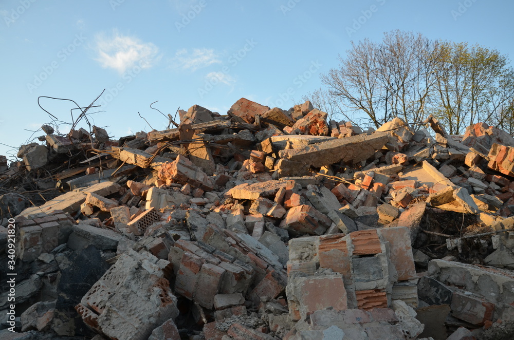 Fototapeta premium nalot , po bombach , ,gruzowisko , wyburzanie budynków , ,kataklizm , wojna ,po bombie , wyrwa , gruzowisko , po spaleniu ,, nalot , po bombie , kino Staszów , bombardowanie ,wyburzanie koparką