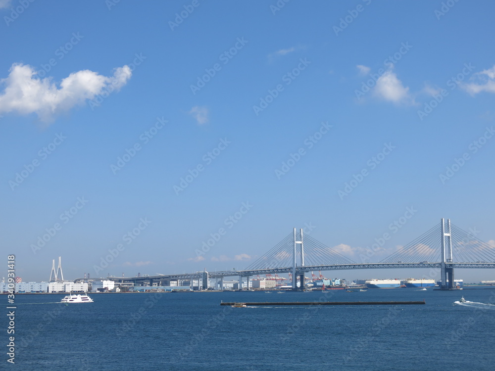 横浜港大さん橋国際客船ターミナルの屋上先端からの眺め（横浜ベイブリッジ・鶴見つばさ橋・マリーンルージュ）
