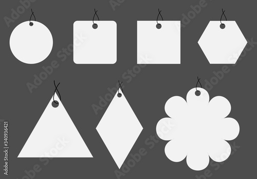 Etiquetas de tiendas de diferentes formas en blanco.