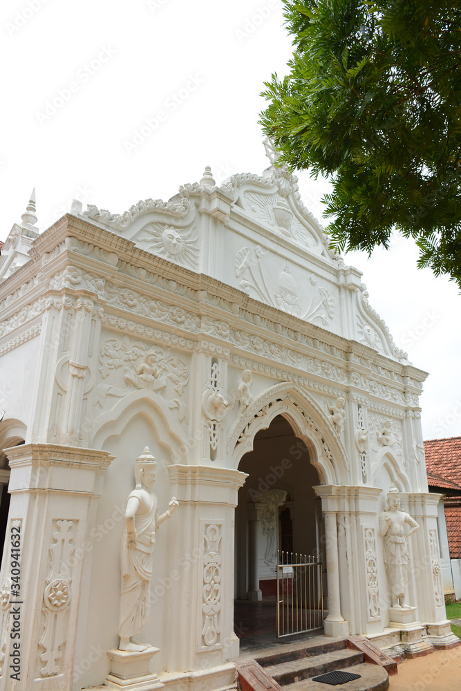 Obraz premium Hikkaduwa, Sri Lanka - March 11, 2019: Morakola Gangarama Temple