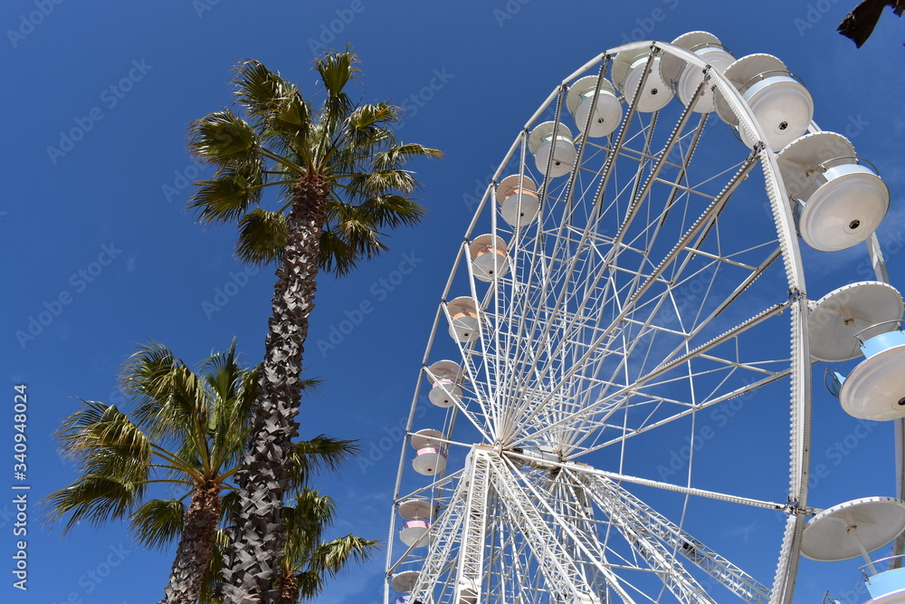 Fototapeta premium ferris wheel on a blue sky