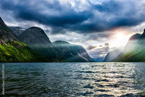 Sonnenuntergang an einem Fjord in Norwegen