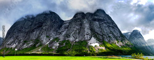Bergpanorama am jolstravatnet, Norwegen