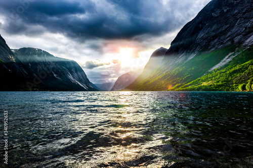 Sonnenuntergang an einem Fjord in Norwegen
