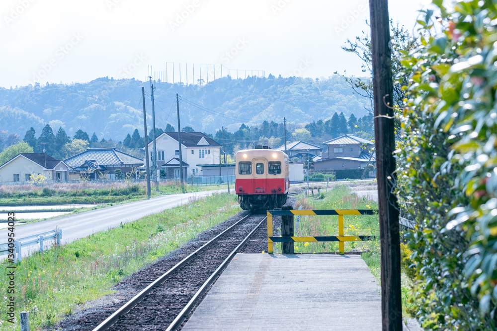 Naklejka premium 上総川間駅付近の小湊鐵道 千葉県市原市 日本