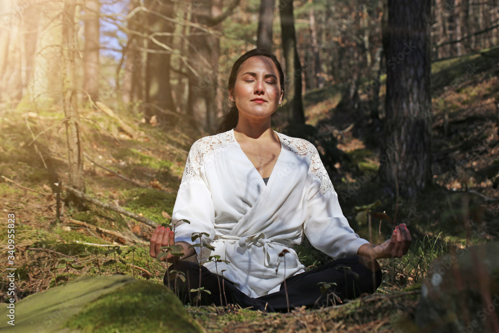 Junge Frau Beim Waldbaden (Shinrin Yoku), Naturtherapie Aus Japan ...