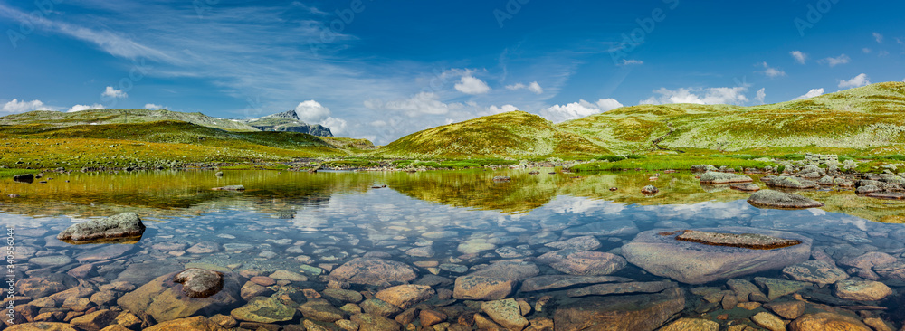 Gebirgsbach mit klarem Wasser in Norwegen