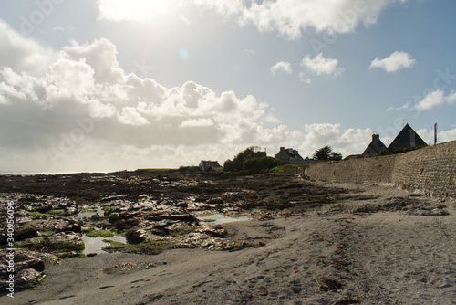 Une des plages de la ville de Loctudy en Bretagne dans le Finistère à marée montante laissant apparaître les rochers qui seront ensuite recouverts par la marée