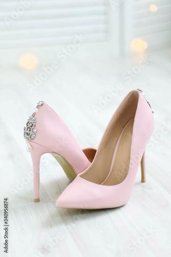 pink high-heeled shoes for girls