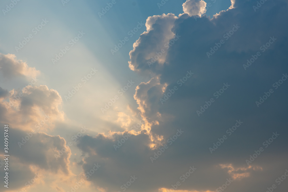 The sky is beautiful, with clouds and rays from the Buddha amulets shining into light beams. The sky is beautiful, with clouds and rays from the Buddha amulets shining into light beams.