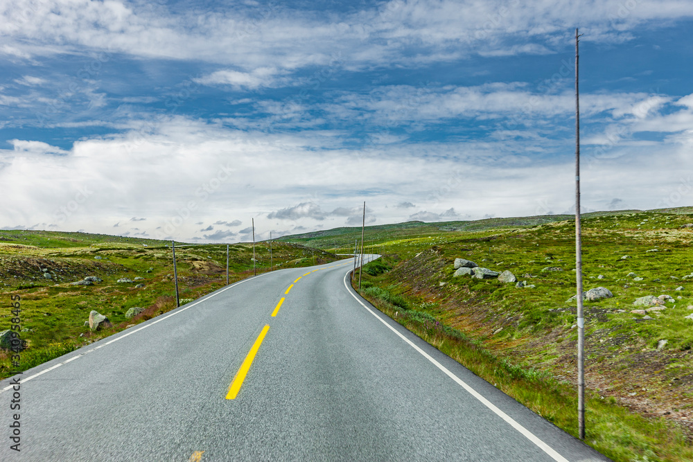 Straße durch Norwegens Hochland in Hallingskarvet