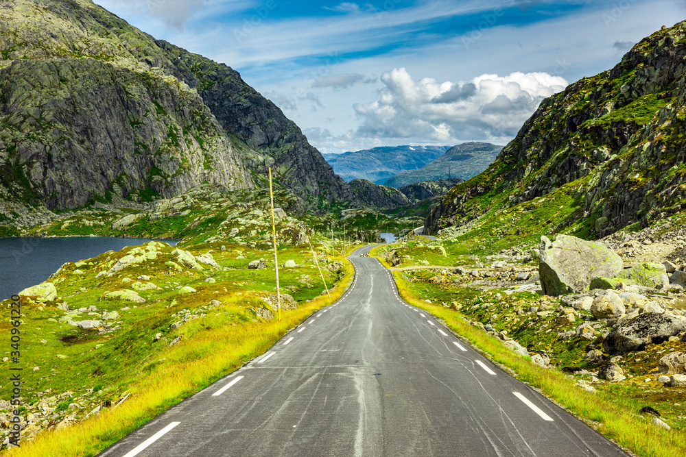 Landstraße durch Berglandschaft in Norwegen