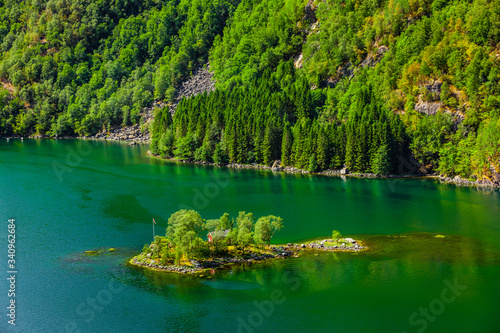Insel mit Rotem Hau sim Lovrafjord in Rogaland, Norwegen