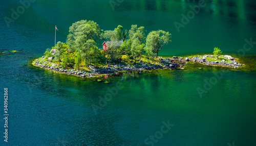 Insel mit Rotem Haus im Lovrafjord in Rogaland, Norwegen photo