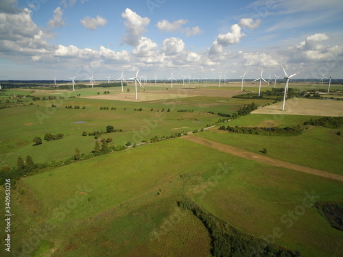 Wiatraki pole farma wiatrowa ekologia prąd energia