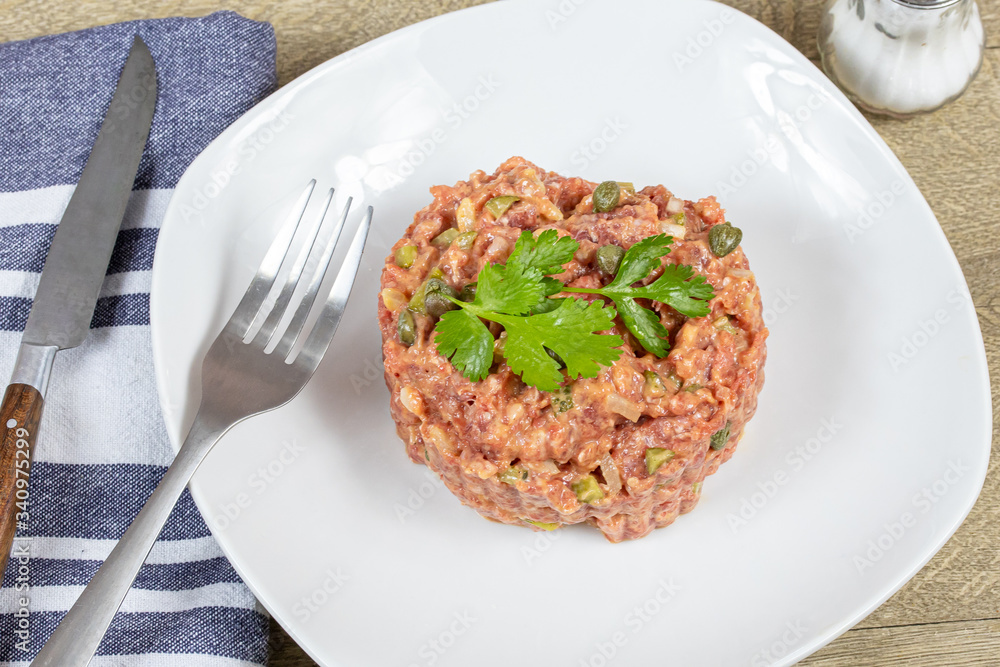 steak tartare de boeuf préparée dans une assiette steak tartare de boeuf préparée dans une assiette