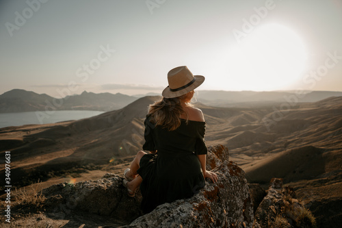 Девушка в горах на закате © Kate
