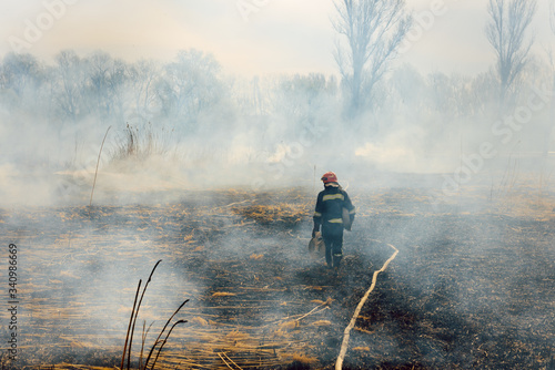 Foto Australia bushfires, The fire is fueled by wind and heat