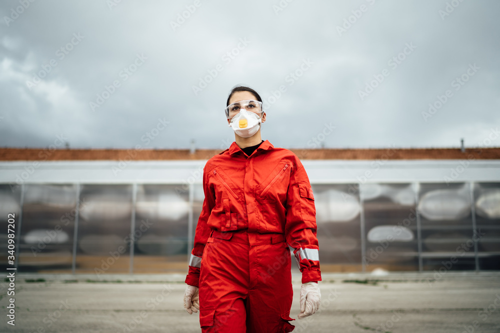 Obraz premium Paramedic in front of isolation ward hospital facility.Coronavirus Covid-19 heroe.Mental strength of medical professional.Emergency room doctor prepared for virus outbreak.Brave nurse on the frontline