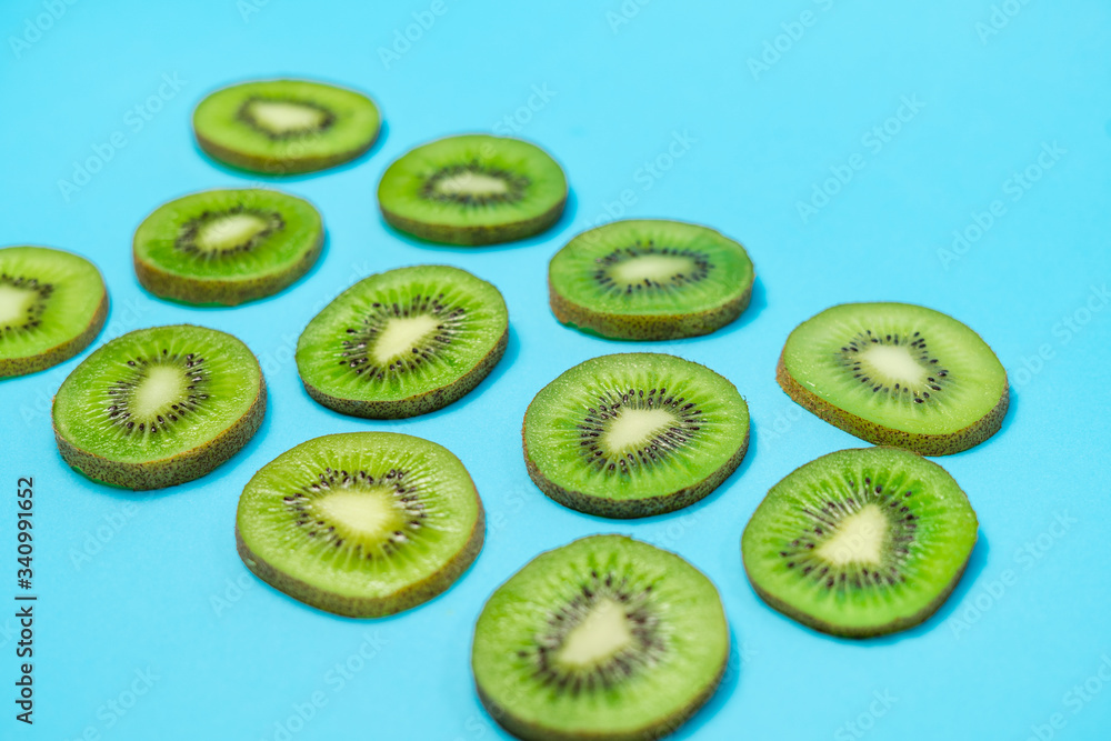 Fototapeta premium Owoce kiwi na niebieskim tle