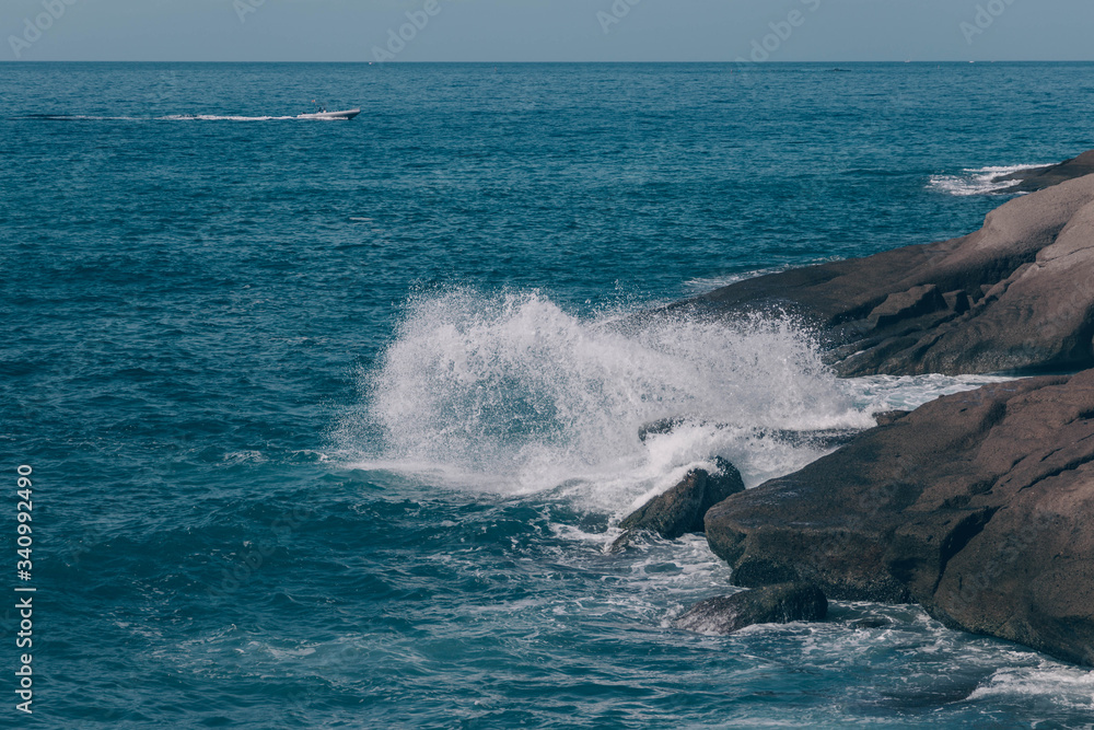 Fototapeta premium Ocean waves crash against stone shores