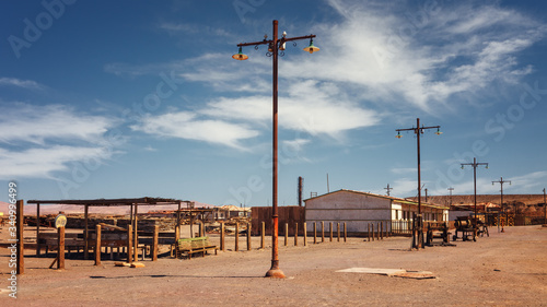 Fotografija Old rusted building in the ghost town of the Humberstone saltpeter, used to obta