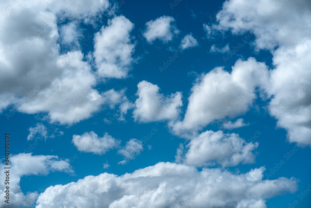 Nubes en un cielo azul Nubes en un cielo azul