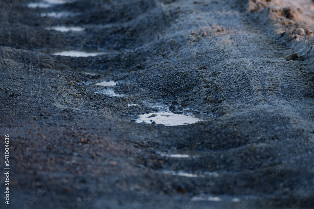 Gut befahrene beschädigte Straße , mit vielen Schlaglöchern. Gut befahrene beschädigte Straße , mit vielen Schlaglöchern.