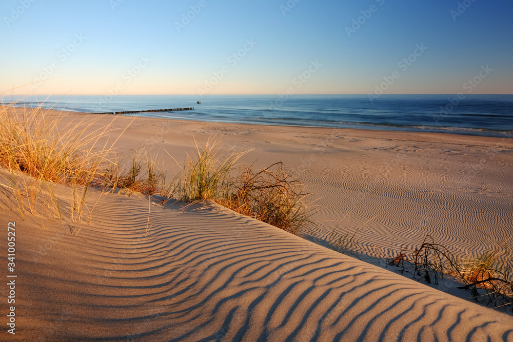 Krajobraz wybrzeża Morza Bałtyckiego,plaża w Kołobrzegu,Polska. - obrazy, fototapety, plakaty 