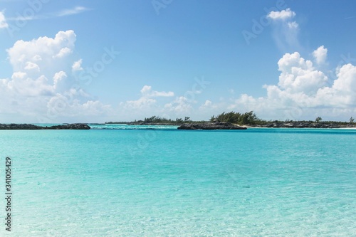 Fototapeta Naklejka Na Ścianę i Meble -  Blue ocean and white sand beach and turquoise water on Bahamas. Amazing backgrounds.