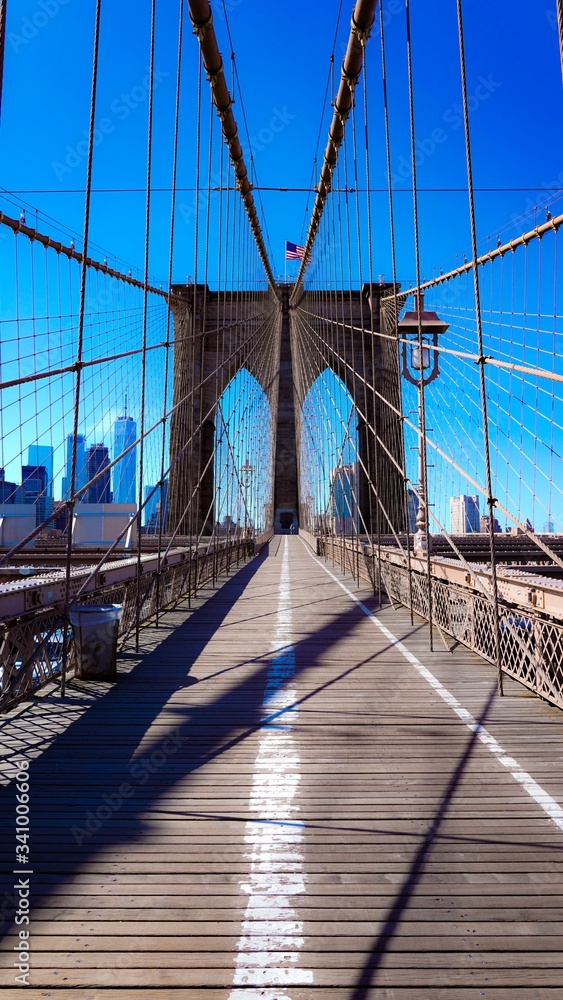 Fototapeta premium Blue Sky Over Brooklyn Bridge Boarwalk