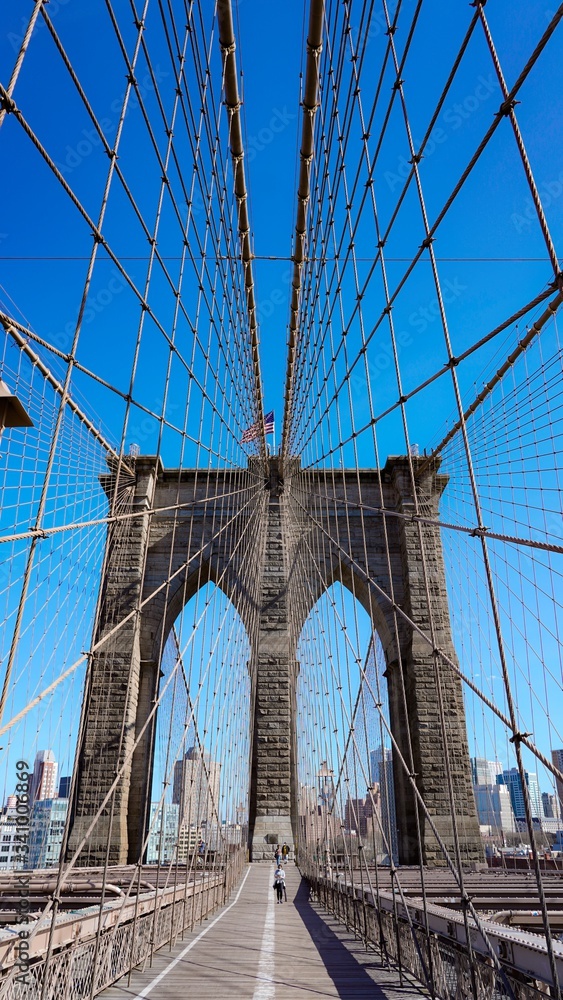 Fototapeta premium Blue sky over the Brooklyn Bridge