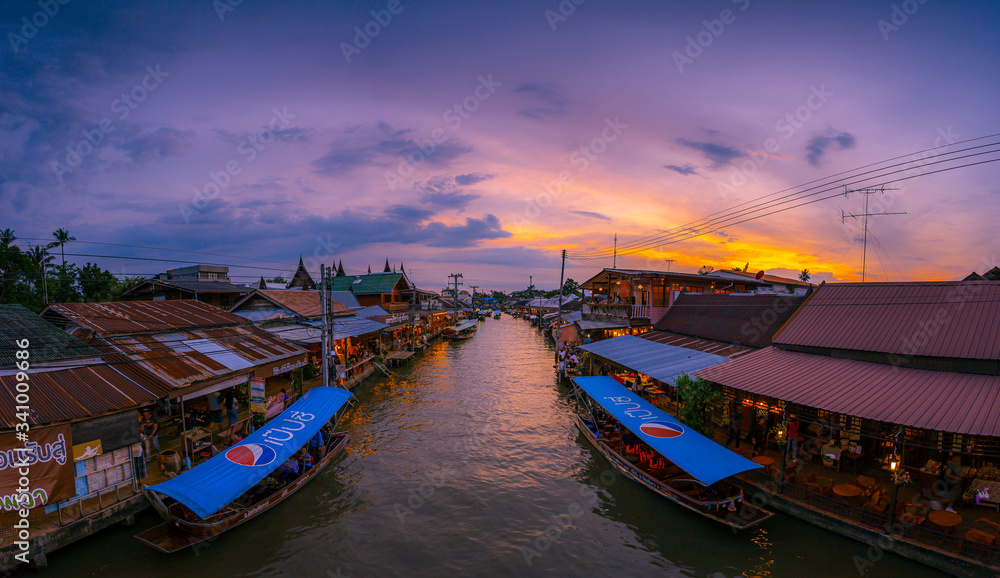 View of Amphawa Floating Market Towns and tourists walk shopping, eat and take pictures around the area. There are many restaurants in the area. Is one of the most popular floating markets in Thailand