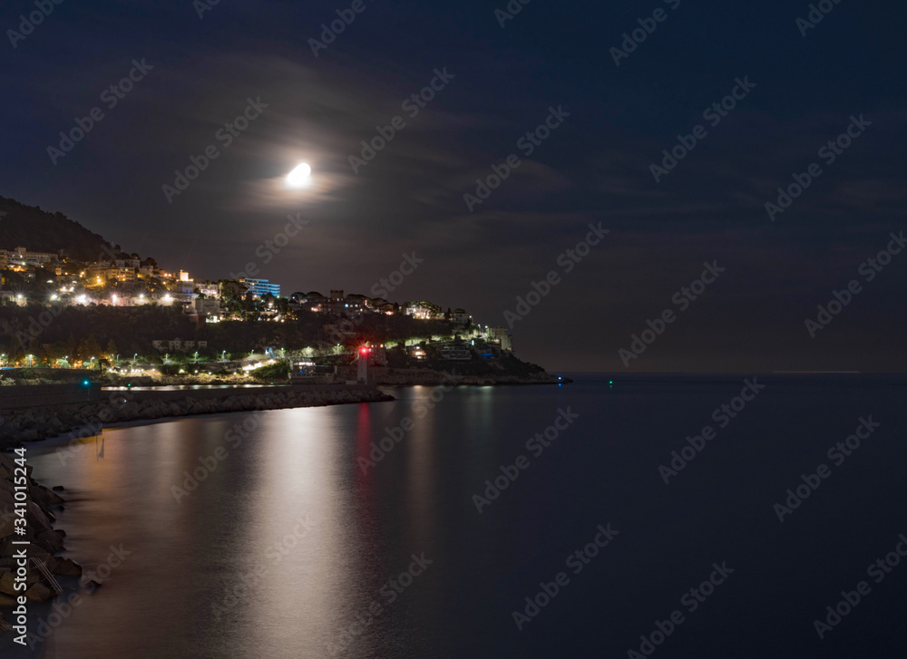 lune sur le port de Nice