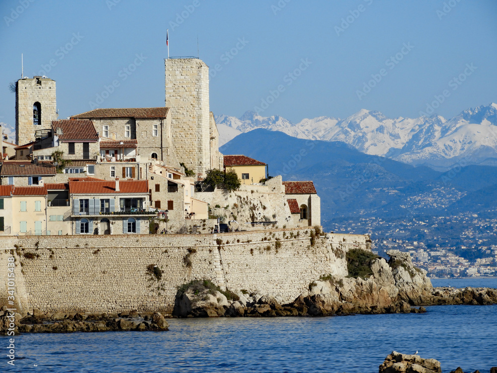 remparts d'Antibes en bord de mer devant le Mercantour enneigé remparts d'Antibes en bord de mer devant le Mercantour enneigé