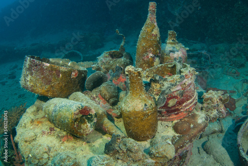 фотографія A variety of artifacts that can be discovered by scuba divers in a sunken ship