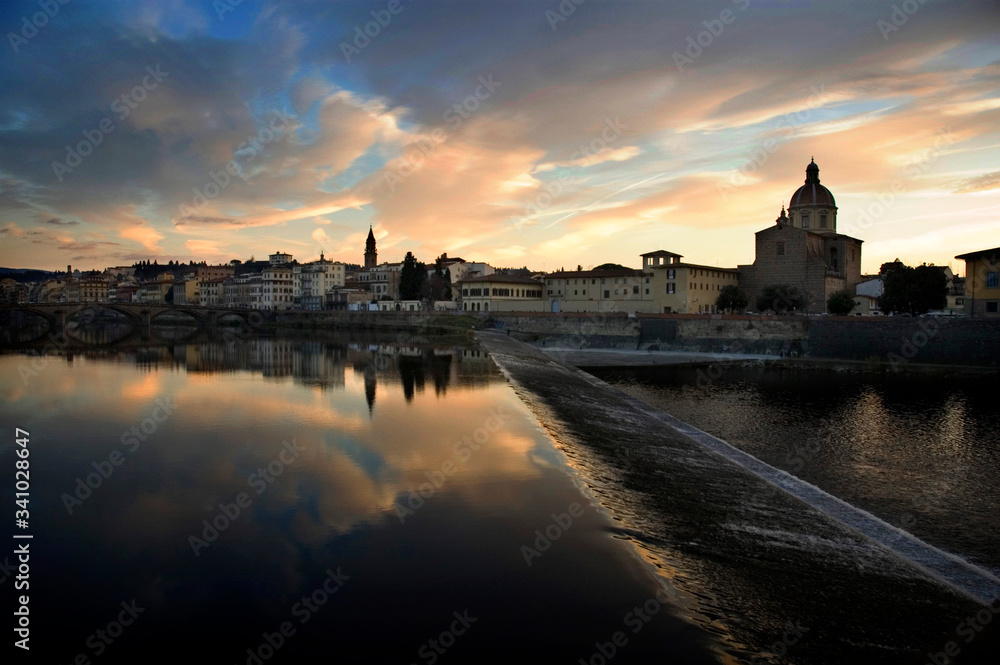 Veduta di Firenze che si specchia nel fiume Arno al tramonto