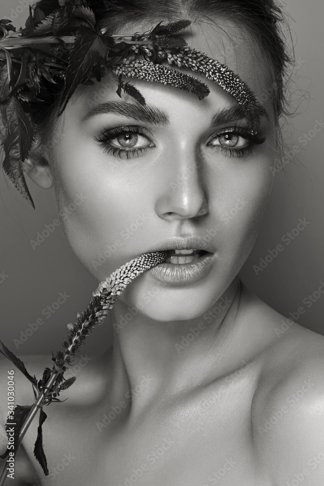 Φωτογραφία Portrait of a beautiful natural light-eyed girl with flowers in the wild