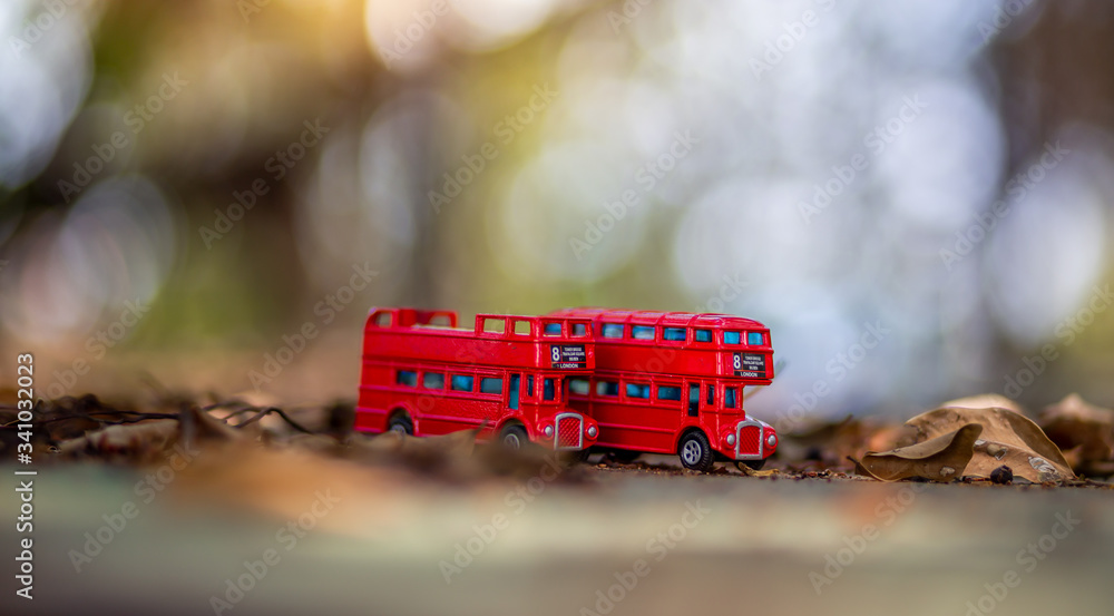 Φωτογραφία toys that represent two of the main symbols of the city of London, double-decker bus on blurred background
