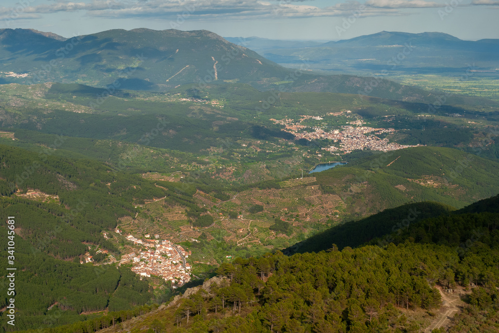 Localidades de Guisando y Arenas de San Pedro y valle del Tiétar desde la Cabeza de Arbillas, en el Parque Regional de la Sierra de Gredos.