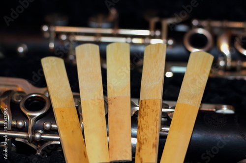 five clarinet reeds infront of the belonging instrument