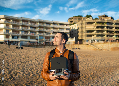 Obraz na płótnie filmmaker shoots on a drone w salonie