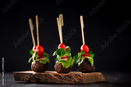 Foto catering snack - minced meat balls with cherry tomatoes, lamb's lettuce and chee